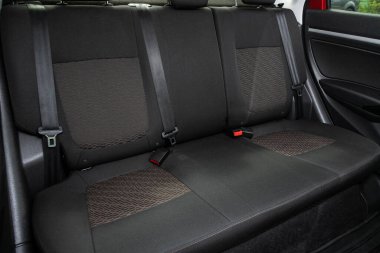 Novosibirsk / Rusya Mayıs 03: 2020: Lada Vesta, Comfort vagonu içeride. Arabanın içi temiz: siyah arka koltuklar, başlıklar ve kemer. 