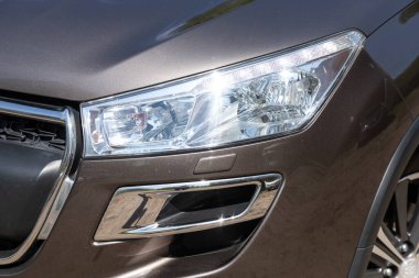 Novosibirsk / Rusya Mayıs 03: 2020: Peugeot 4008, modern gri araba ksenon lamba, tampon, tekerlek manzarası. Modern bir arabanın dışı.