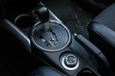 Novosibirsk / Rusya Mayıs 03: 2020: Peugeot 4008, manuel şanzıman şanzıman kolunu kapatın. Hızlandırıcı sapı ve yeni bir arabanın düğmeleri. 