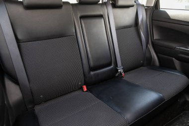 Novosibirsk / Rusya Mayıs 03 2020: Peugeot 4008, Yardım aracı içeride. Arabanın içi temiz: siyah arka koltuklar, başlıklar ve kemer. 