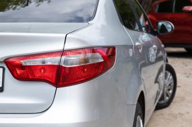 Novosibirsk / Rusya Mayıs 03 2020: Kia Rio, gümüş araba farları. Dış görev ayrıntıları. LED stop lambalı modern arabanın detaylarını kapat. 