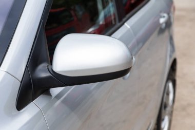 Novosibirsk / Rusya Mayıs 03: 2020: Kia Rio, gümüş bir arabanın yan aynası. Dış detay 