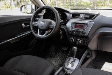 Novosibirsk / Rusya Mayıs 03: 2020: Kia Rio, Prestige araba içi gösterge paneli, direksiyon simidi, hız göstergesi ve taktik ölçer. Siyah deri iç döşeme 