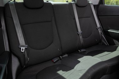 Novosibirsk / Rusya Mayıs 03 2020: Kia Rio, konfor arabası içeride. Arabanın içi temiz: siyah arka koltuklar, başlıklar ve kemer. 