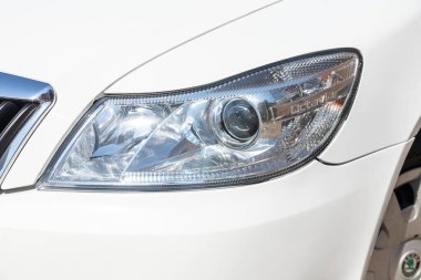 Novosibirsk / Rusya Mayıs 03: 2020: Scoda Octavia, modern beyaz araba ksenon lambası, tampon, tekerlek manzarası. Modern bir arabanın dışı.