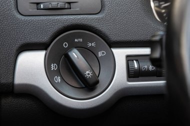 Novosibirsk / Rusya Mayıs 03: 2020: Scoda Octavia, yakın plan siyah ışık, araç panelindeki düğmeler, ticari işaret yok 