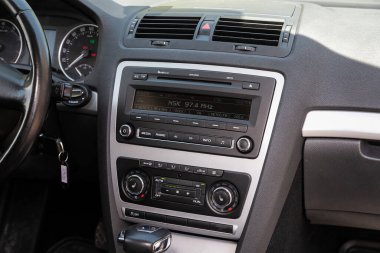 Novosibirsk / Rusya Mayıs 03: 2020: Scoda Octavia, merkezi kontrol paneline yakın çekim, müzik ve radyo ile izleme, havalandırma, klima, oyuncu.  