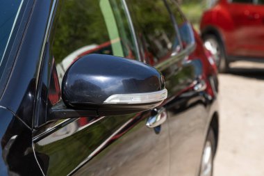 Novosibirsk / Rusya Mayıs 03: 2020: Nissan Teana, siyah bir arabanın yan aynası. Dış detay 
