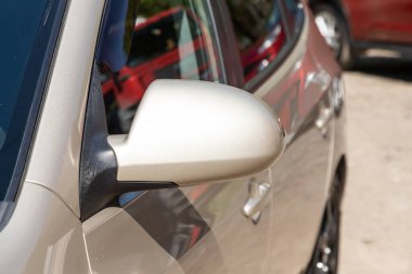 Novosibirsk / Rusya Mayıs 03: 2020: Hyundai Elantra, bej renkli bir arabanın yan aynası. Dış detay 