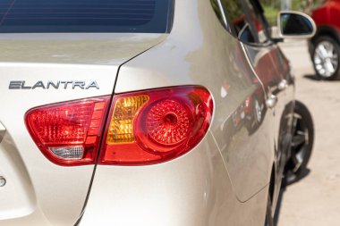 Novosibirsk / Rusya Mayıs 03 2020: Hyundai Elantra, bej renkli araba farları. Dış görev ayrıntıları. LED stop lambalı modern arabanın detaylarını kapat. 