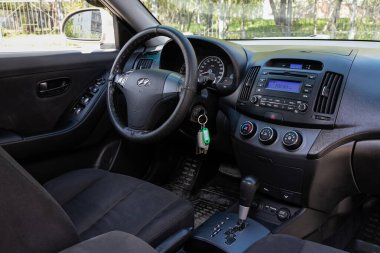 Novosibirsk / Rusya Mayıs 03: 2020: Hyundai Elantra, Prestige araba içi gösterge paneli, direksiyon simidi, hız göstergesi ve taktik ölçer. Siyah deri iç döşeme 