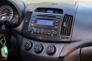 Novosibirsk / Rusya Mayıs 03: 2020: Hyundai Elantra, merkezi kontrol paneline yakın çekim, müzik ve radyoyla izleme, havalandırma, klima, oyuncu.  