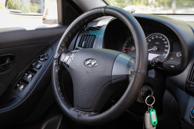 Novosibirsk / Rusya Mayıs 03: 2020: Hyundai Elantra, Auto Interior: Kırmızı logolu direksiyon ve hız göstergesi ve taktik ölçer