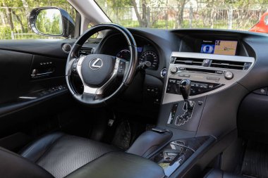 Novosibirsk / Rusya Mayıs 03 2020: Lexus RX 330, gösterge paneli, direksiyon simidi, hız göstergesi ve takometresi olan prestij otomobili. Siyah deri iç döşeme 