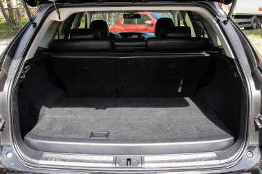 Novosibirsk / Rusya Mayıs 03: 2020: Lexus RX 330, bagaja yakın çekim, far, tampon, ön görüş. Modern bir arabanın dışı. 