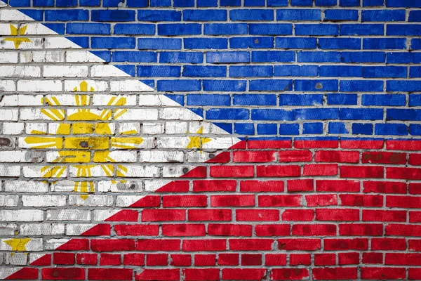 古いレンガの壁にペイント色で描かれたフィリピンの国旗 レンガの壁の背景に旗 — ストック写真