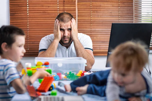 Papa Mit Zwei Kleinen Jungen Auf Den Knien Versucht Hause — Stockfoto