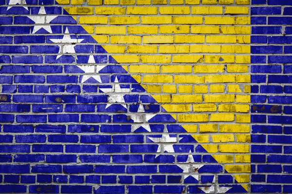波斯尼亚和黑塞哥维那的国旗在一面古老的砖墙上涂上了颜色 砖墙背景上的横幅 — 图库照片