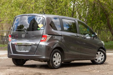 Novosibirsk / Rusya Mayıs 03: 2020: gümüş rengi Honda Freed, arka görüş. Modern minivan Japonya 'da Novosibirskk' te bir otoparkta yapılmış.