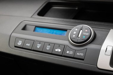 Novosibirsk / Rusya Mayıs 03: 2020: Honda Freed, arabanın içinde klima düğmesi olan araç panelini kapatın 