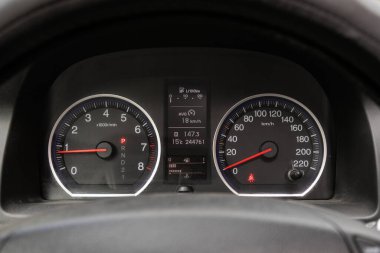 Novosibirsk / Rusya Mayıs 03: 2020: Honda CR-V, Araç paneli, dijital parlak hız göstergesi, kilometre sayacı ve diğer araçlar 
