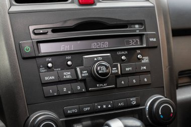 Novosibirsk / Rusya Mayıs 03: 2020: Honda CR-V, radyo, oyuncu ve kontrol düğmesi olan siyah panele yakın çekim 