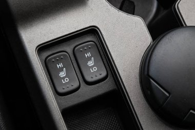 Novosibirsk / Rusya Mayıs 03: 2020: Honda CR-V, araç panelinde siyah koltuk ısıtma düğmeleri, marka yok 