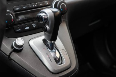 Novosibirsk / Rusya Mayıs 03 2020: Honda CR-V, Vites değişimi. Arabanın otomatik vites kutusu, arabanın içi.
