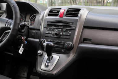 Novosibirsk / Rusya Mayıs 03: 2020: Honda CR-V, merkezi kontrol paneline yakın çekim, müzik ve radyo ile izleme, havalandırma, klima, oyuncu. modern araba iç mimarisi
