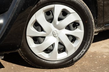 Novosibirsk / Rusya Mayıs 03: 2020: Toyota Sienta, alaşımlı tekerlek ve yakın çekimde yeni lastik. Tekerlek ayarlama diski