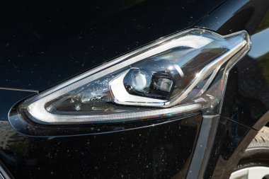 Novosibirsk / Rusya Mayıs 03: 2020: Toyota Sienta, modern bir arabanın Parlayan Işığı