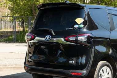 Novosibirsk / Rusya Mayıs 03: 2020: siyah Toyota Sienta, arka plan. Modern minivan Japonya 'da Novosibirsk' te bir otoparkta yapılmış.