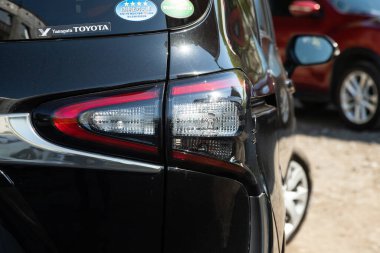 Novosibirsk / Rusya Mayıs 03 2020: Toyota Sienta, modern bir arabanın parlayan arka lambası