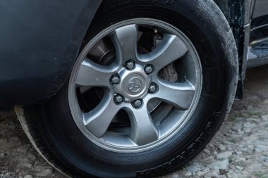 Novosibirsk / Rusya Mayıs 03: 2020: Toyota Land Cruiser Prado, Alaşımlı tekerlek ve yakın çekimde yeni lastik. Tekerlek ayarlama diski