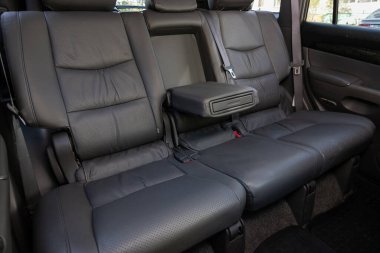 Novosibirsk / Rusya Mayıs 03: 2020: Toyota Land Cruiser Prado, Siyah Tekstil yolcuları için arka koltuk. Rahat vagon içeride. 