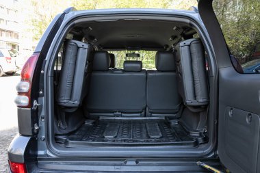 Novosibirsk / Rusya Mayıs 03: 2020: Toyota Land Cruiser Prado, açık bagaj, far, tampon, ön görüş. Modern bir arabanın dışı. 