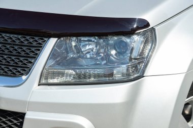 Novosibirsk / Rusya Mayıs 03: 2020: Suzuki Grand Vitara, modern bir arabanın parlayan farları