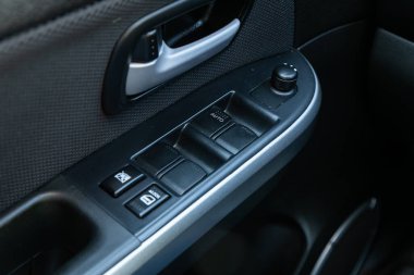 Novosibirsk / Rusya Mayıs 03: 2020: Suzuki Grand Vitara, yan kapı düğmeleri: pencere ayarlama düğmeleri, kapı kilidi. modern araba iç tasarımı: parçalar, düğmeler, düğmeler 