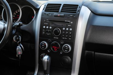 Novosibirsk / Rusya Mayıs 03 2020: Suzuki Grand Vitara, merkezi kontrol paneline yakın çekim, müzik ve radyo ile izleme, havalandırma, klima, oyuncu. modern araba iç mimarisi