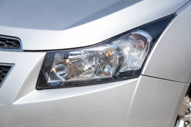 Novosibirsk / Rusya Mayıs 03: 2020: Chevrolet Cruze, modern bir arabanın Parlak Farları