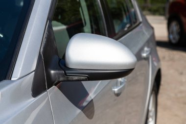 Novosibirsk / Rusya Mayıs 03: 2020: Chevrolet Cruze, bir arabanın gümüş yan aynası. Dış detay 