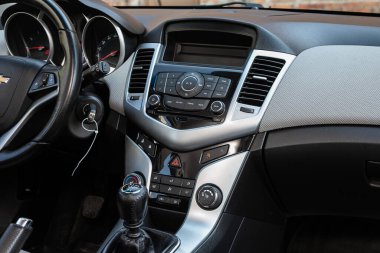 Novosibirsk / Rusya Mayıs 03 2020: Chevrolet Cruze, merkezi kontrol paneline yakın çekim, müzik ve radyo ile izleme, havalandırmanın ayarlanması, klima, oyuncu. modern araba iç mimarisi