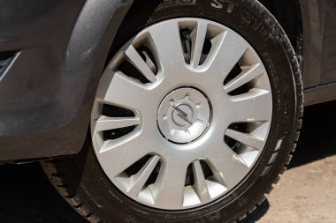 Novosibirsk / Rusya Mayıs 03: 2020: Opel Astra, alaşımlı tekerlek ve yakın çekimde yeni lastik. Tekerlek ayarlama diski
