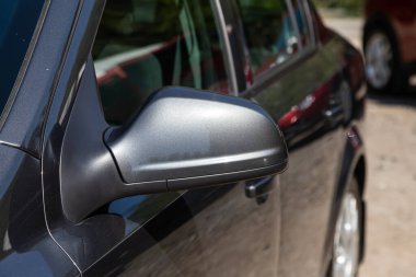 Novosibirsk / Rusya Mayıs 03 2020: Opel Astra, bir arabanın gri yan aynası. Dış detay 