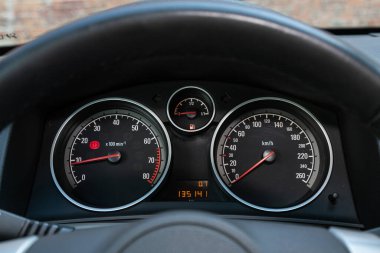 Novosibirsk / Rusya Mayıs 03: 2020: Opel Astra, Araba paneli, dijital parlak hız göstergesi, kilometre sayacı ve diğer araçlar 