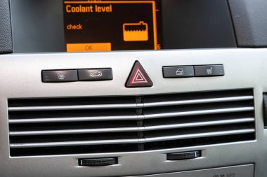 Novosibirsk / Rusya Mayıs 03: 2020: Opel Astra, siyah koltuk ısıtma, açık bagaj, araba panelindeki alarm düğmeleri, ticari işaret yok 
