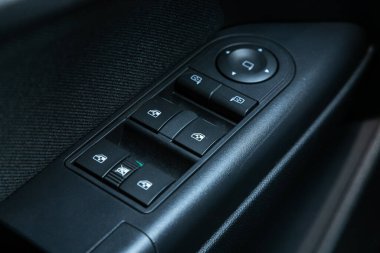 Novosibirsk / Rusya Mayıs 03: 2020: Opel Astra, yan kapı düğmeleri: pencere ayarlama düğmeleri, kapı kilidi. modern araba iç tasarımı: parçalar, düğmeler, düğmeler 