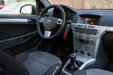 Novosibirsk / Rusya Mayıs 03: Opel Astra, Dark Car Interior - direksiyon, vites kolu ve gösterge paneli, iklim kontrolü, hız göstergesi, ekran. Yeni moda bir arabanın salonu.