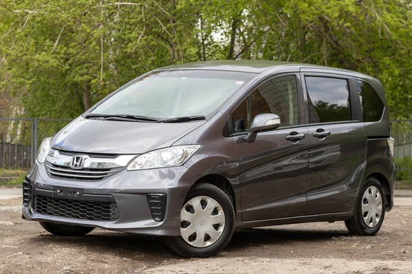 Novosibirsk / Rusya Mayıs 03: 2020: gümüş rengi Honda Freed, ön manzara. Modern minivan Japonya 'da Novosibirsk' te bir otoparkta yapılmış.
