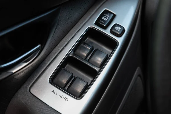 2020年5月3日 丰田Land Cruiser Prado 关闭侧门按钮 窗户调整按钮 现代汽车内部 — 图库照片
